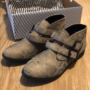 Volcom getter boots snake skin ankle boots 6.5